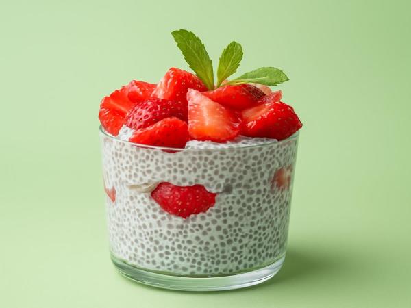 Getränk aus Erdbeeren und Chiasamen zur Entgiftung